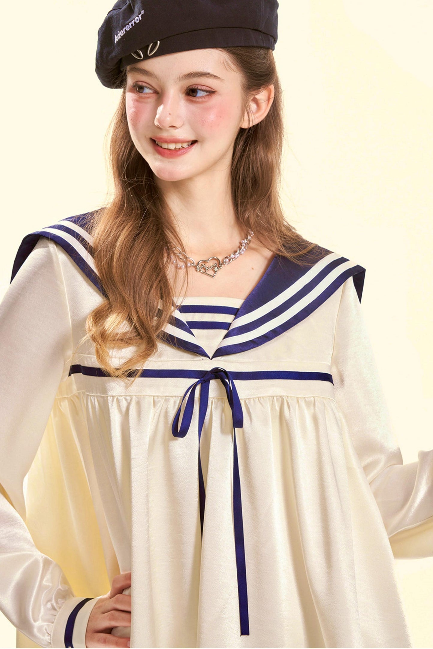 Abito babydoll da marinaio in satin dal gusto marinaro