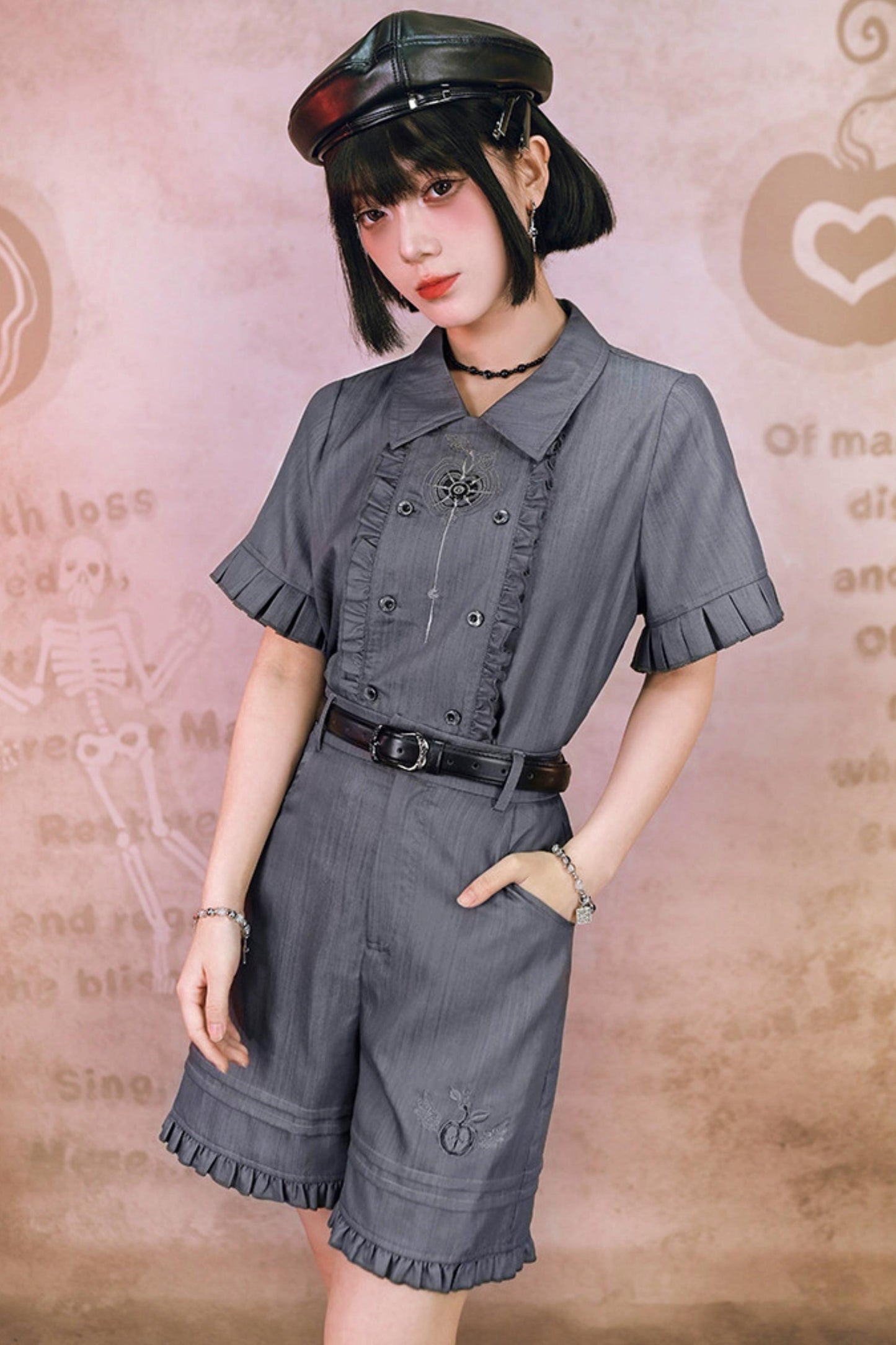 Rauchgraues Set im Uniformstil