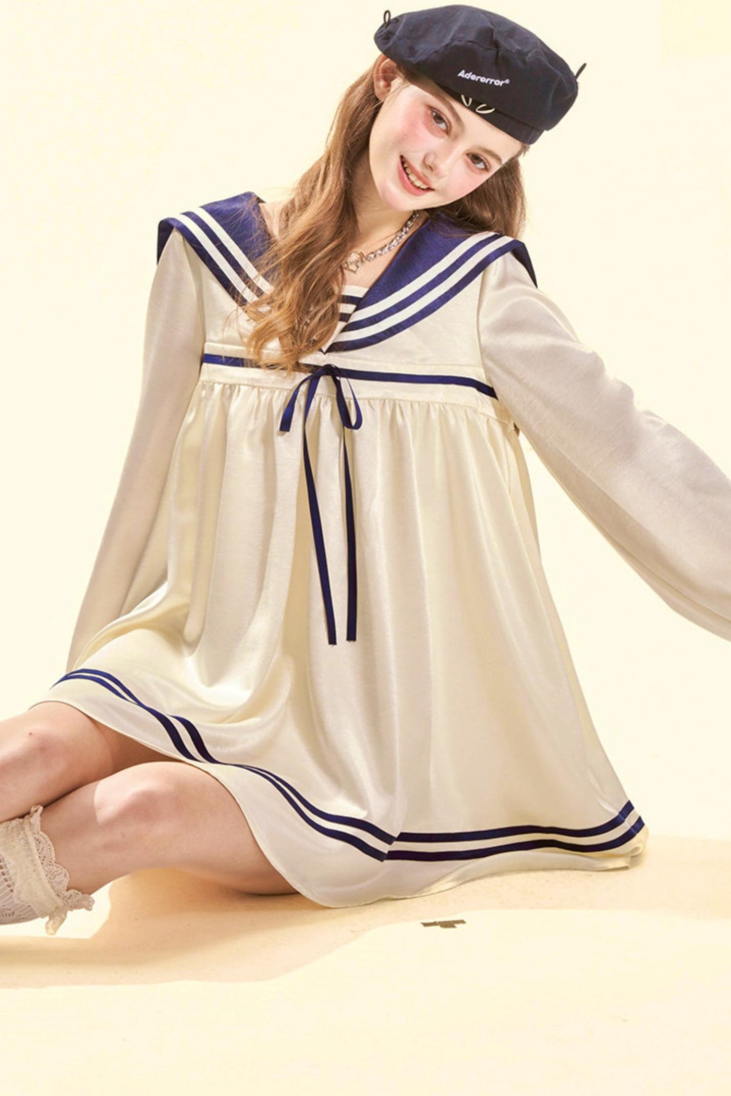 Abito babydoll da marinaio in satin dal gusto marinaro