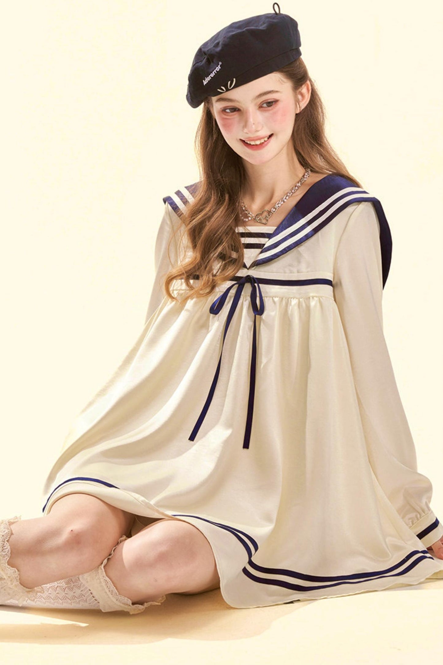 Abito babydoll da marinaio in satin dal gusto marinaro