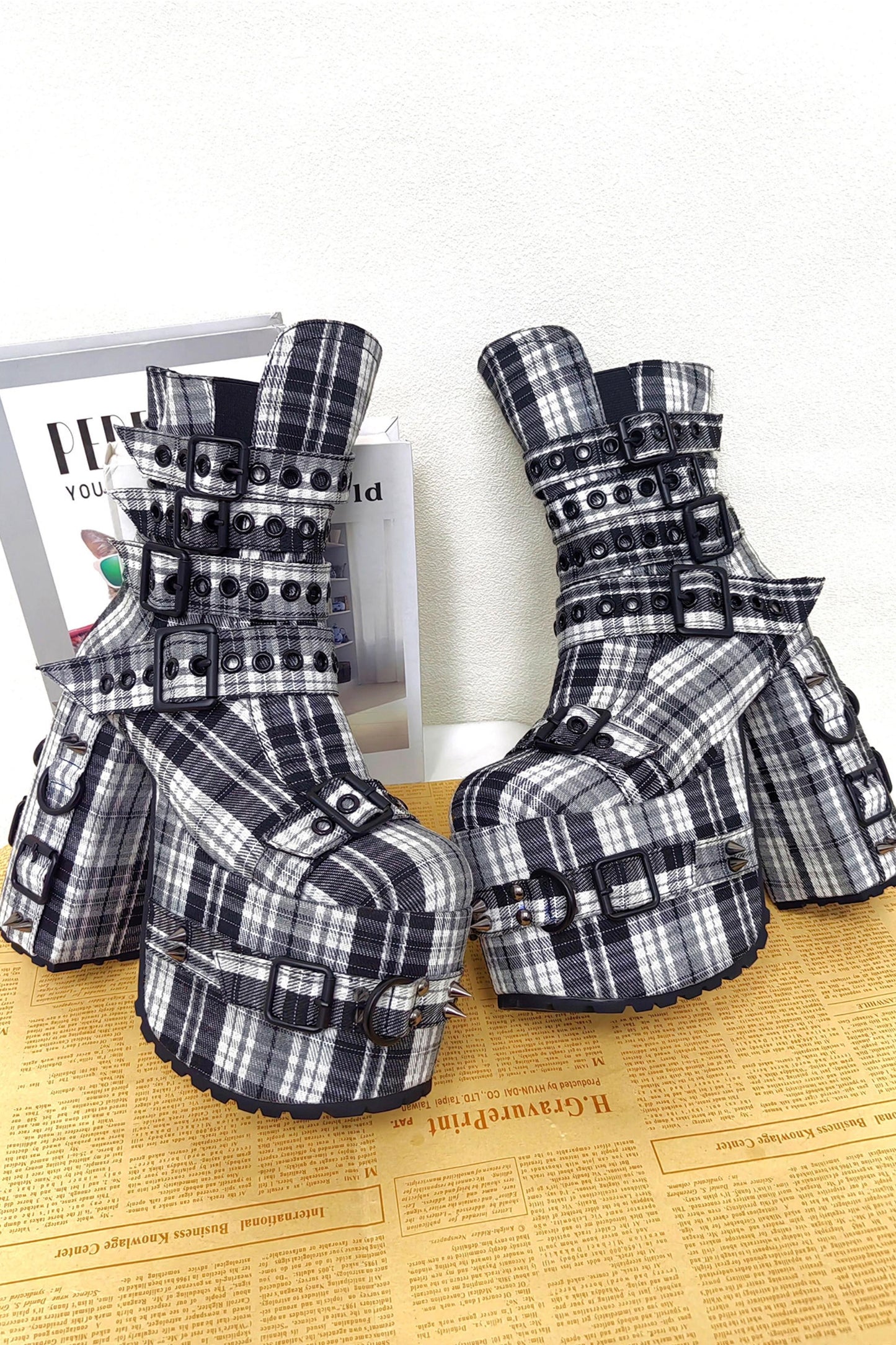 Karierte Punk-Stiefel mit Absatz