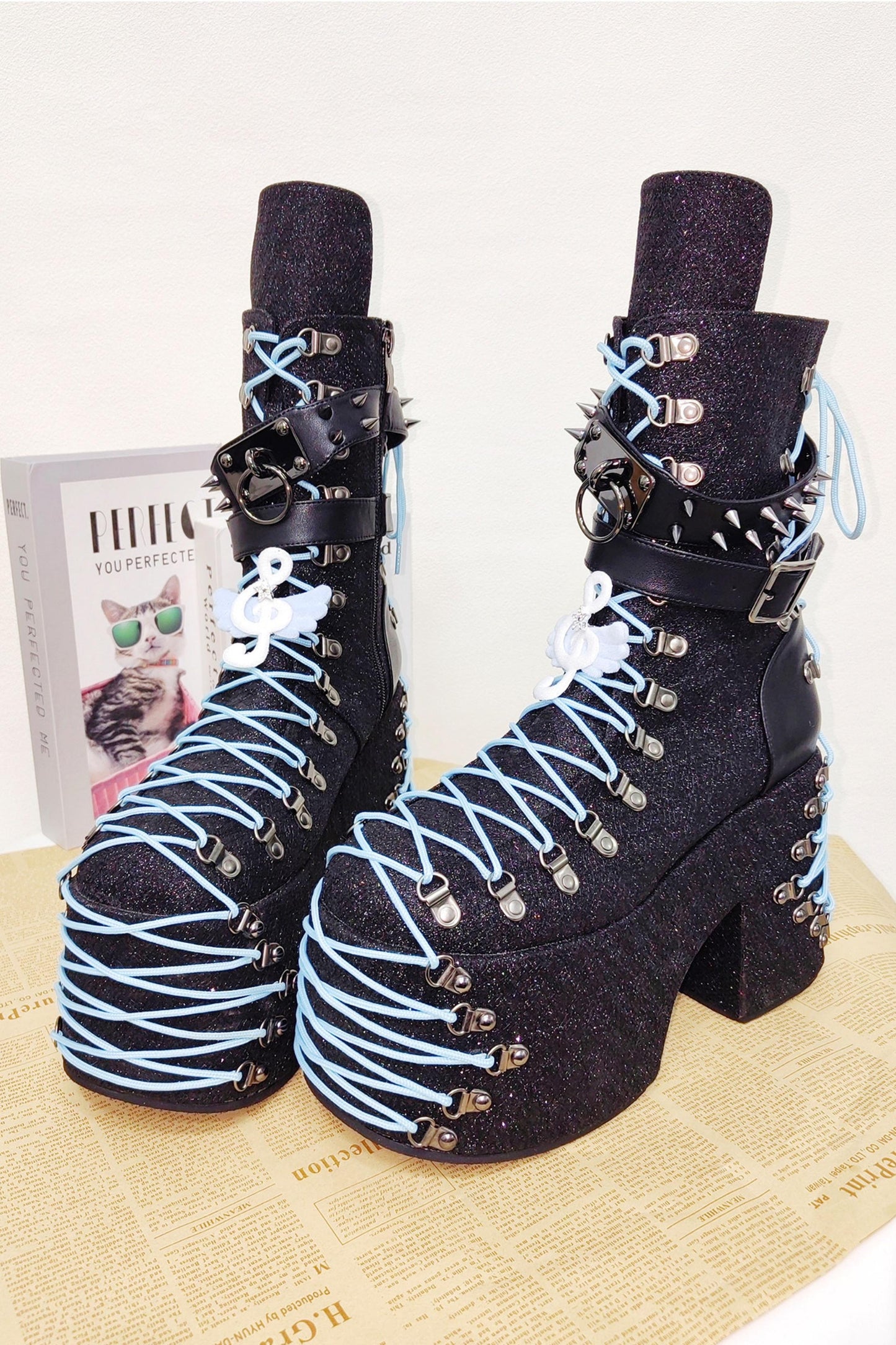 Cyberpunk-Stiefel mit Rundriemen