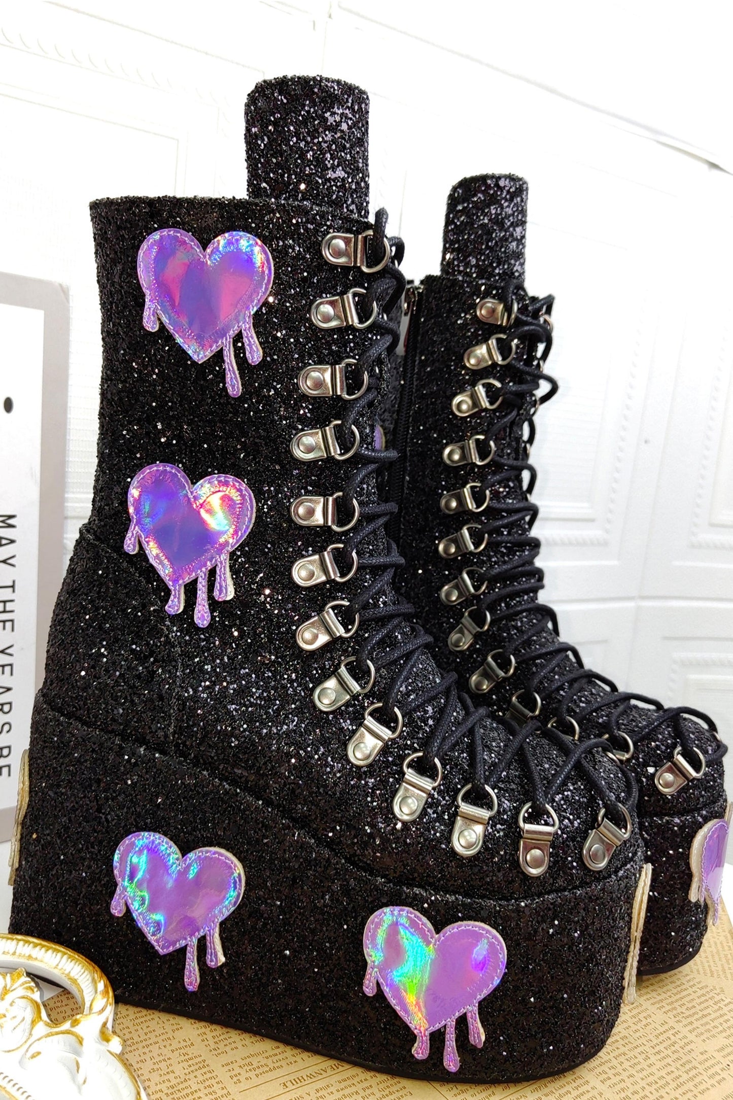 Glitzer-Subkultur-Herz-Plateau-Stiefel