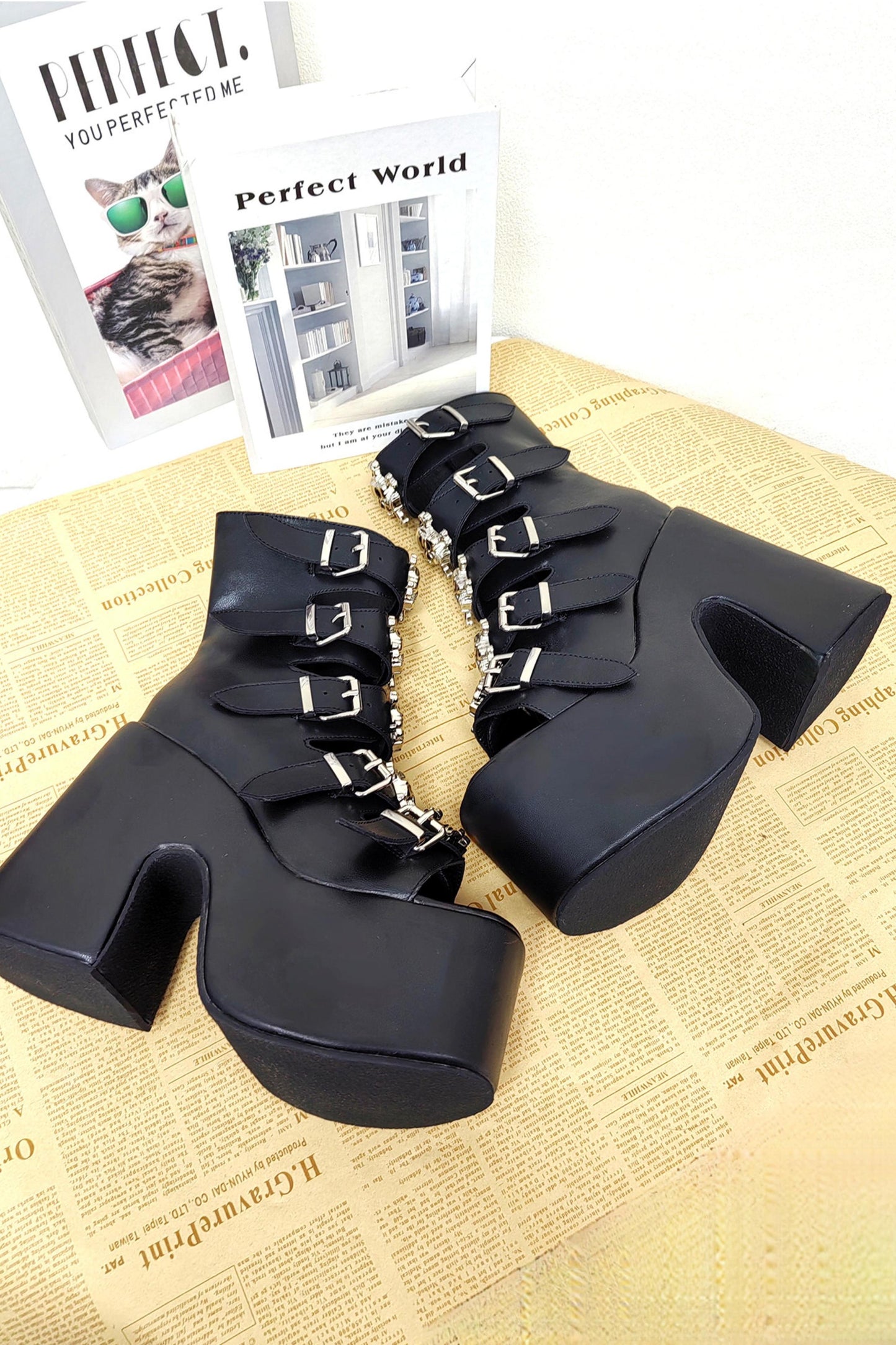 Punk-Sandalen mit Nieten und Plateausohle