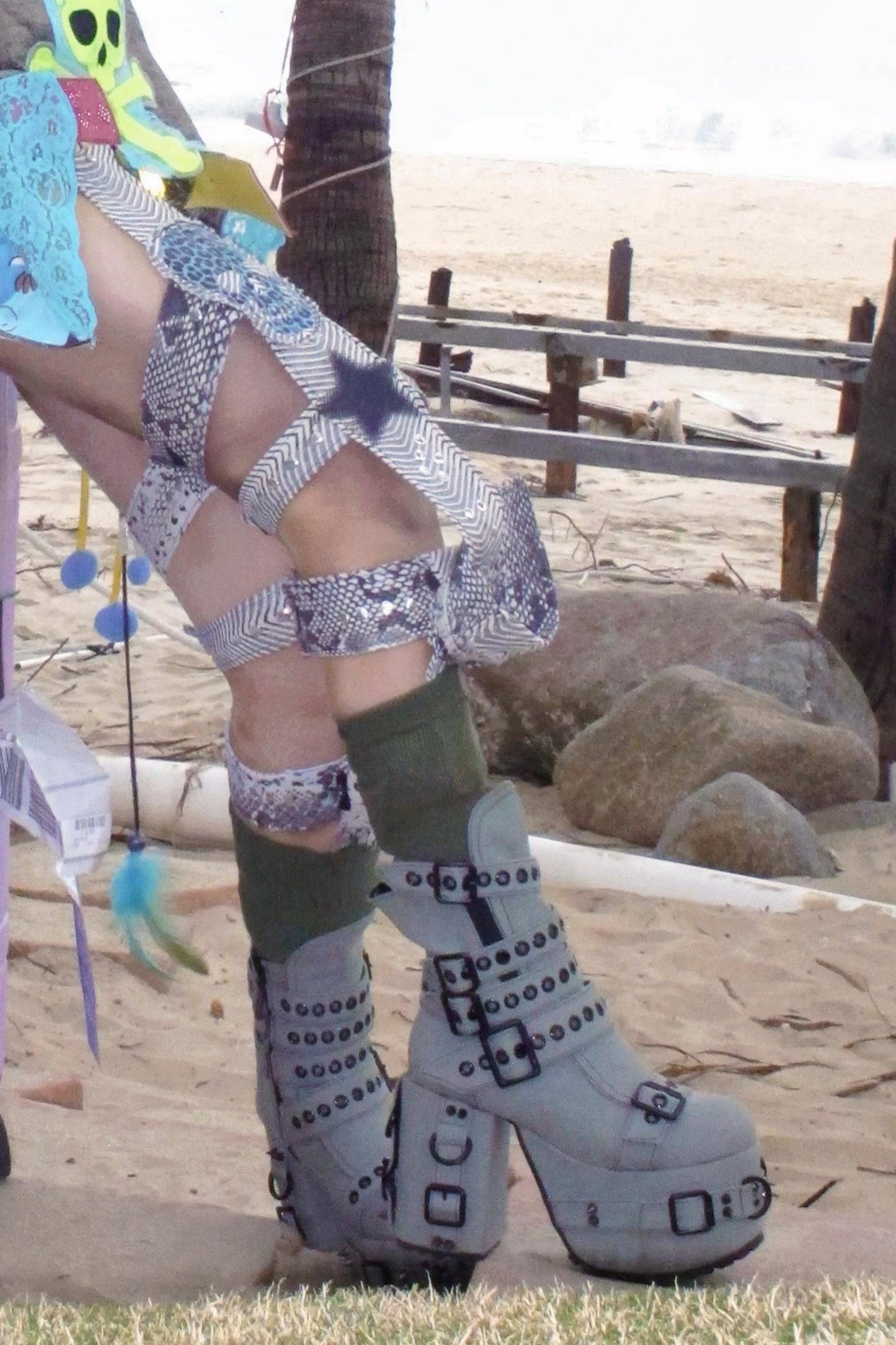 Plateau-Stiefel mit Nietenriemen