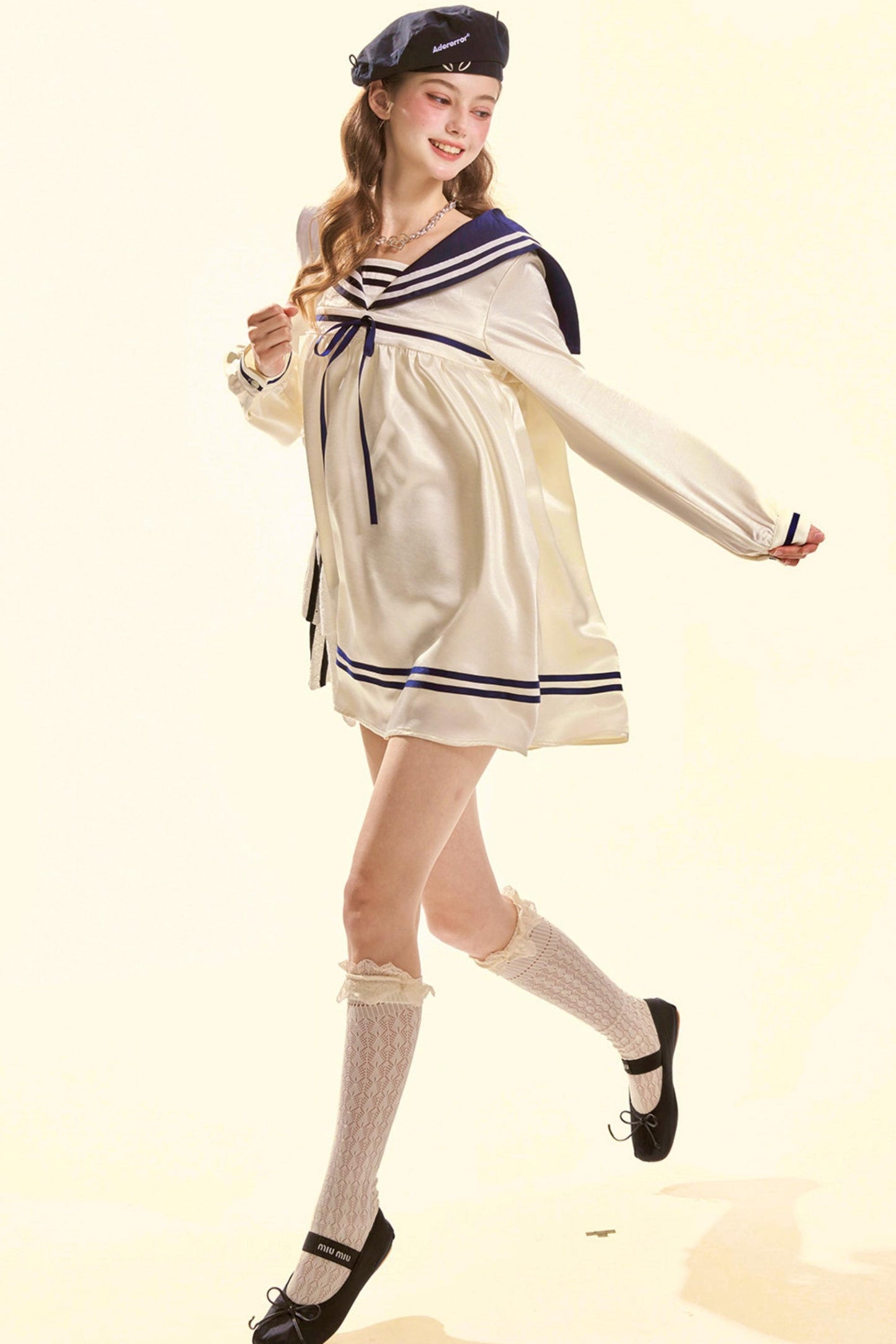Abito babydoll da marinaio in satin dal gusto marinaro