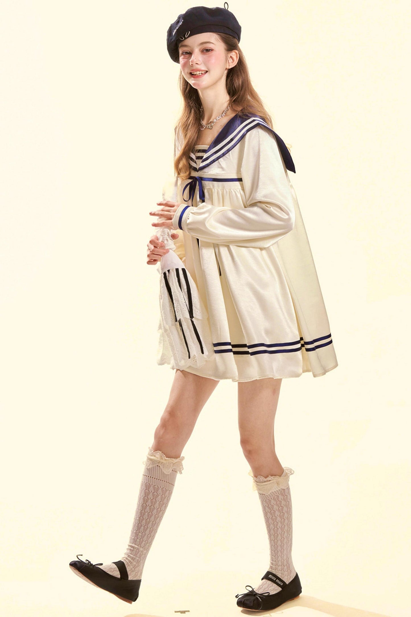 Abito babydoll da marinaio in satin dal gusto marinaro
