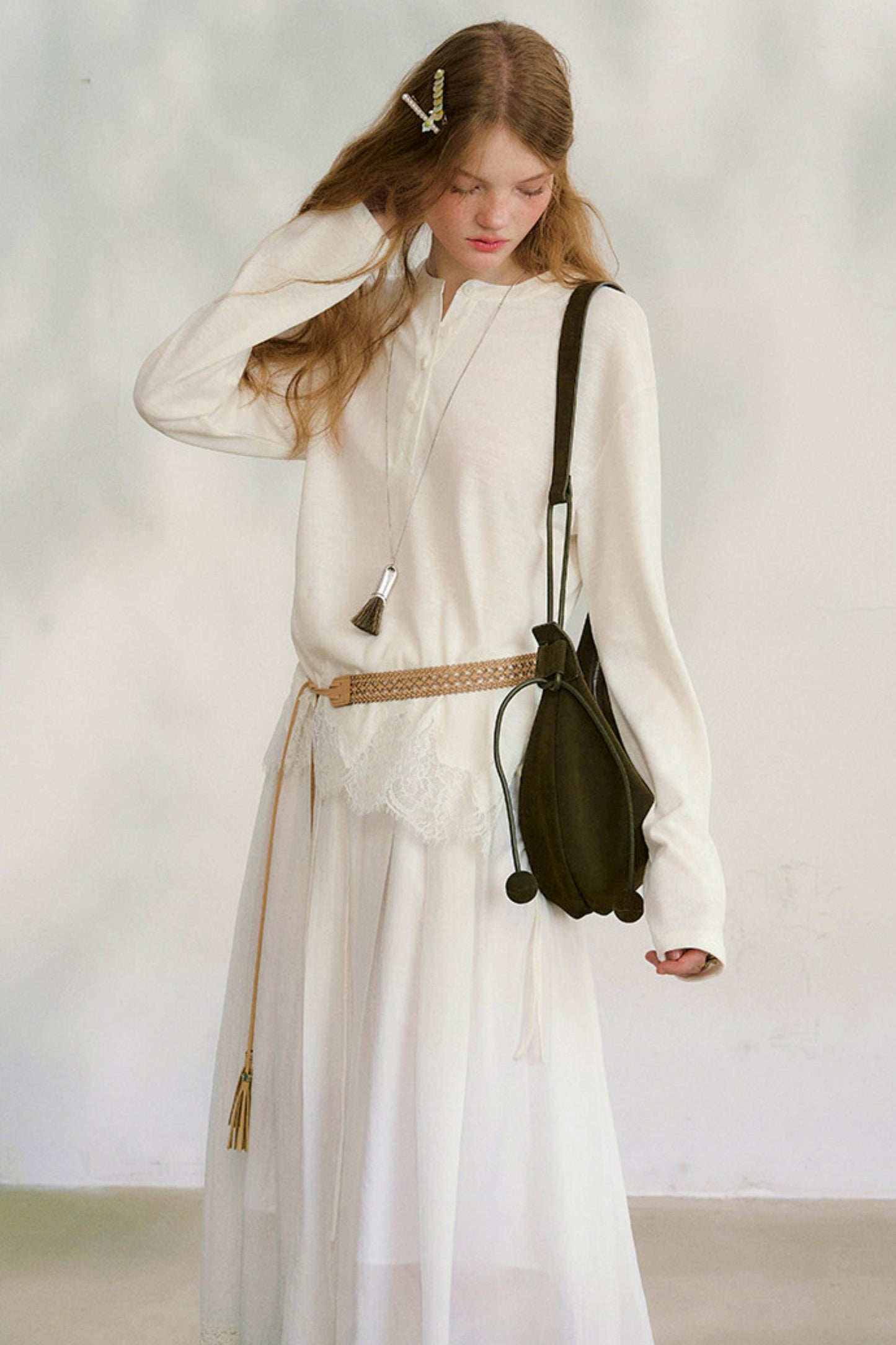 スウェイングシルエットレースブラウス