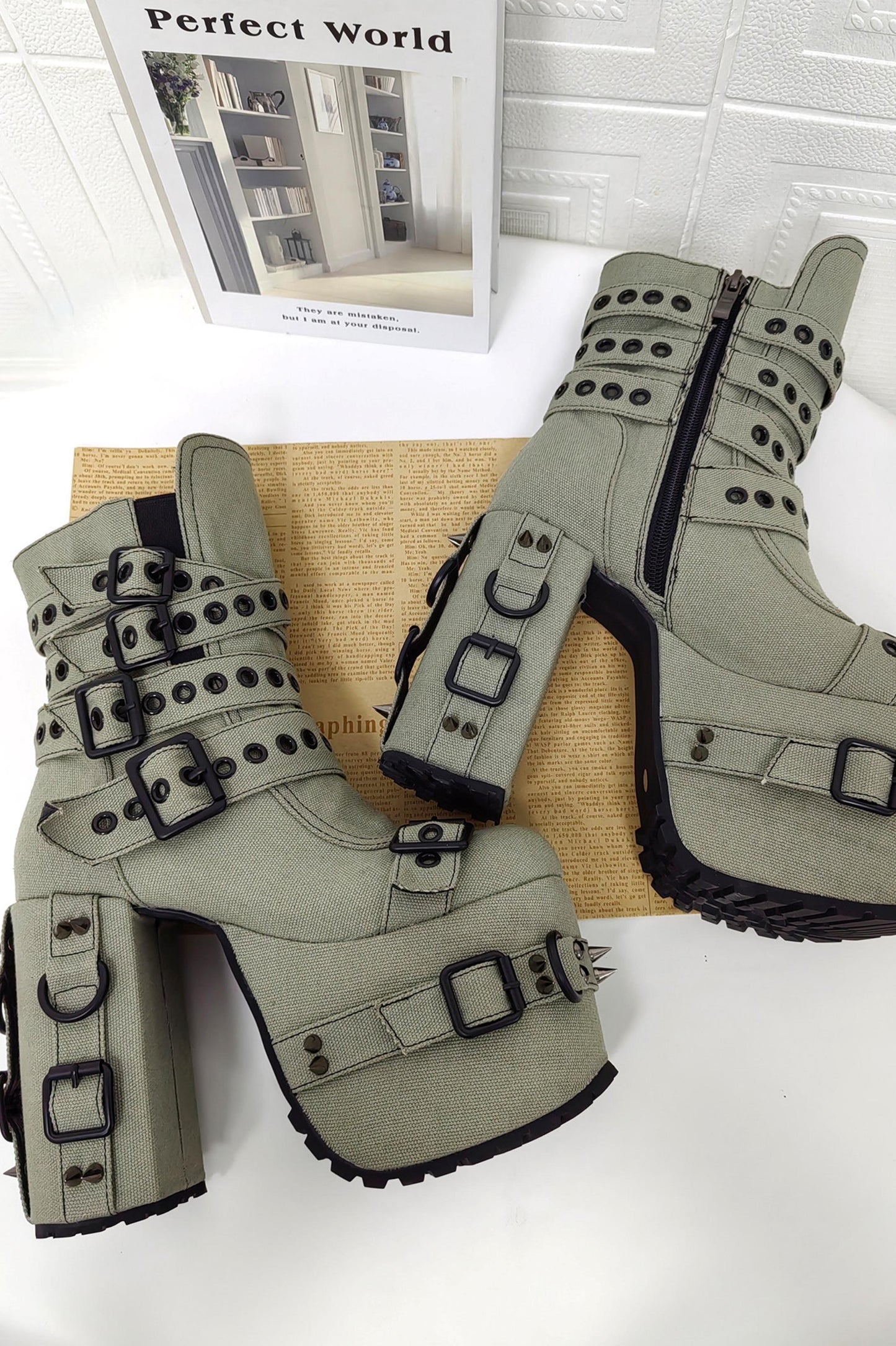 Plateau-Stiefel mit Nietenriemen
