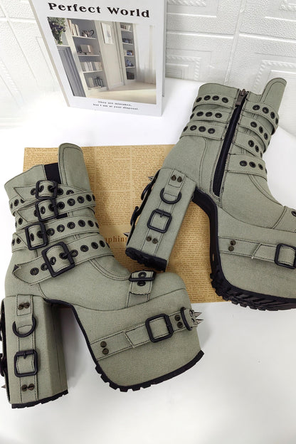 Plateau-Stiefel mit Nietenriemen