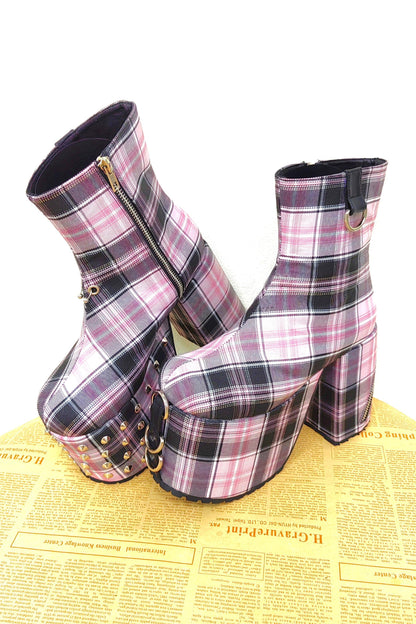 Karierte Stoffstiefel mit Blockabsatz