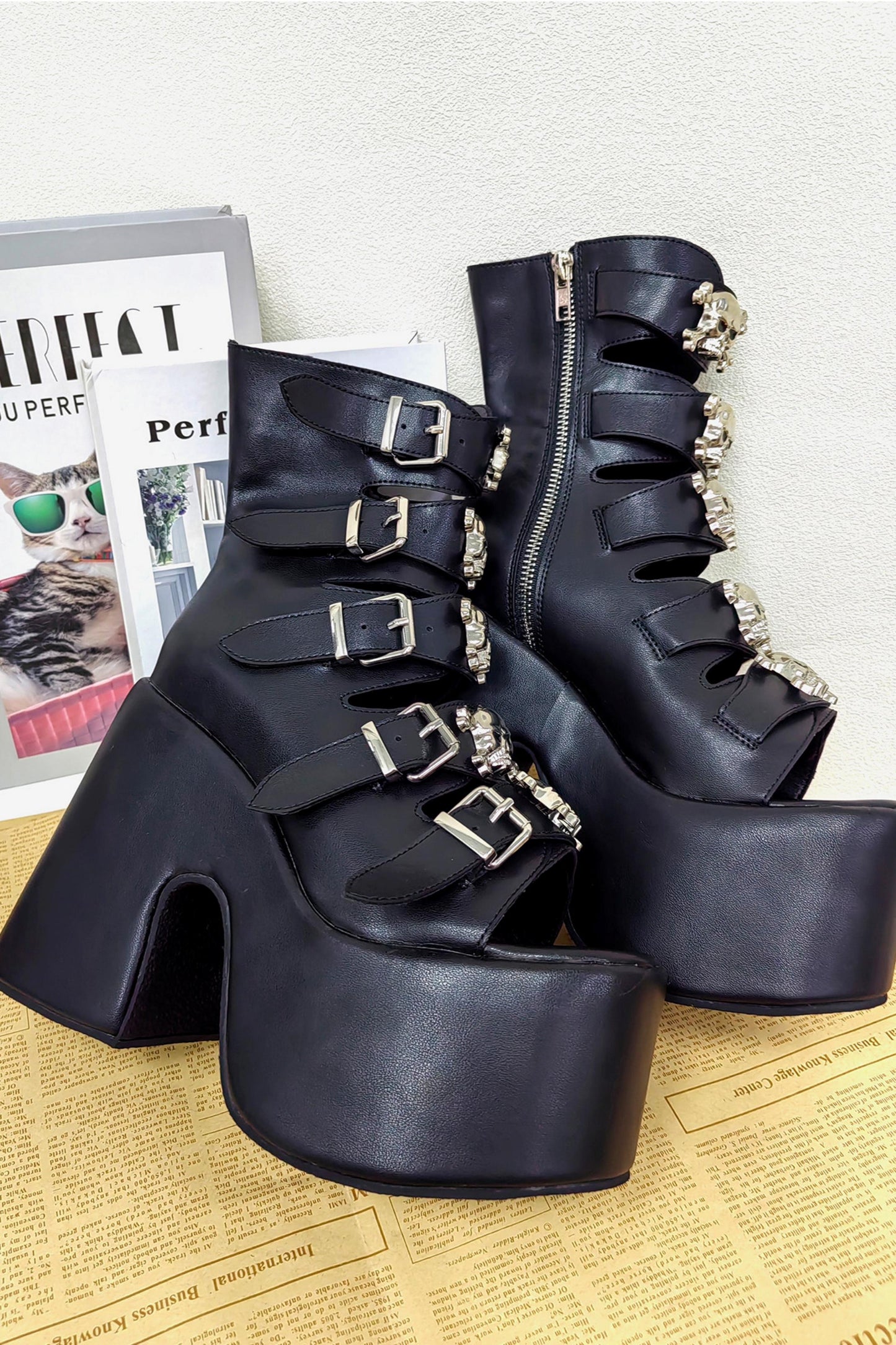 Punk-Sandalen mit Nieten und Plateausohle