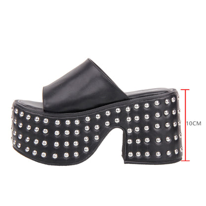 Plateau-Sandalen mit Metallnieten