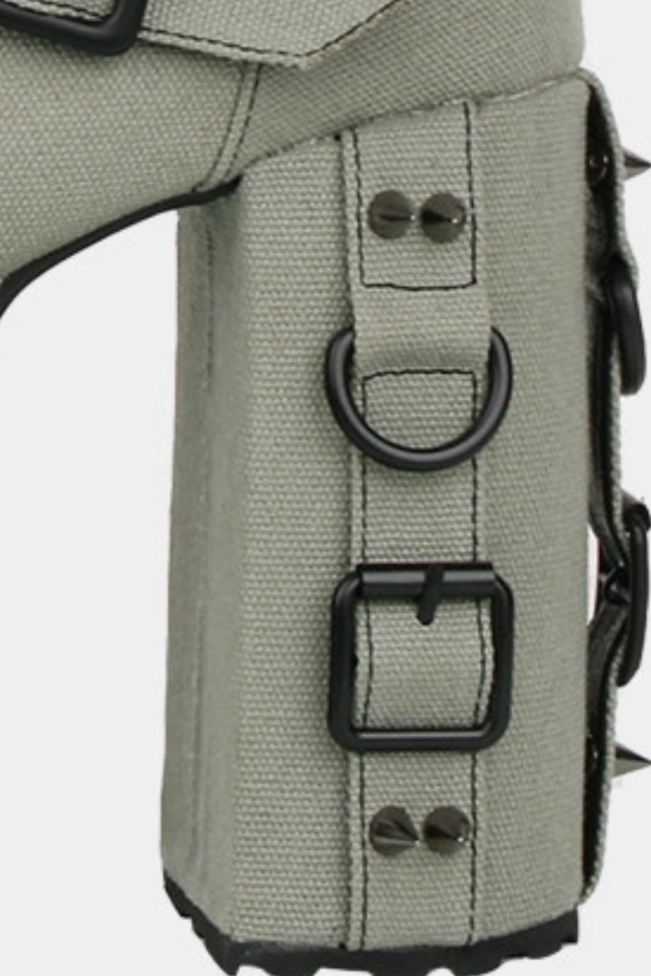 Plateau-Stiefel mit Nietenriemen