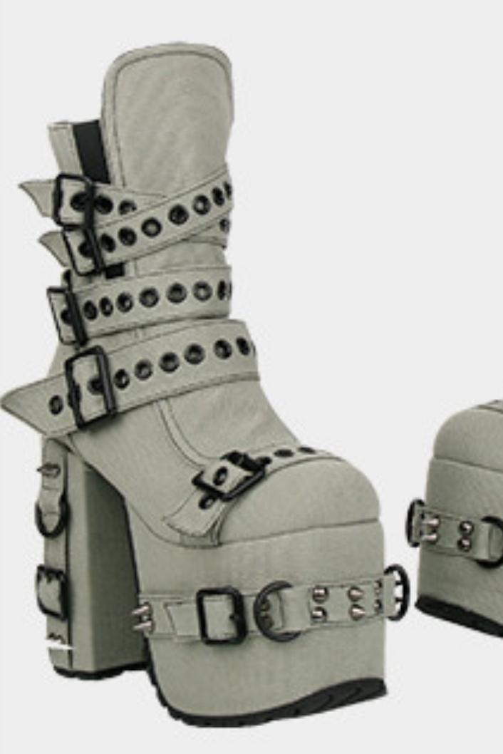 Plateau-Stiefel mit Nietenriemen