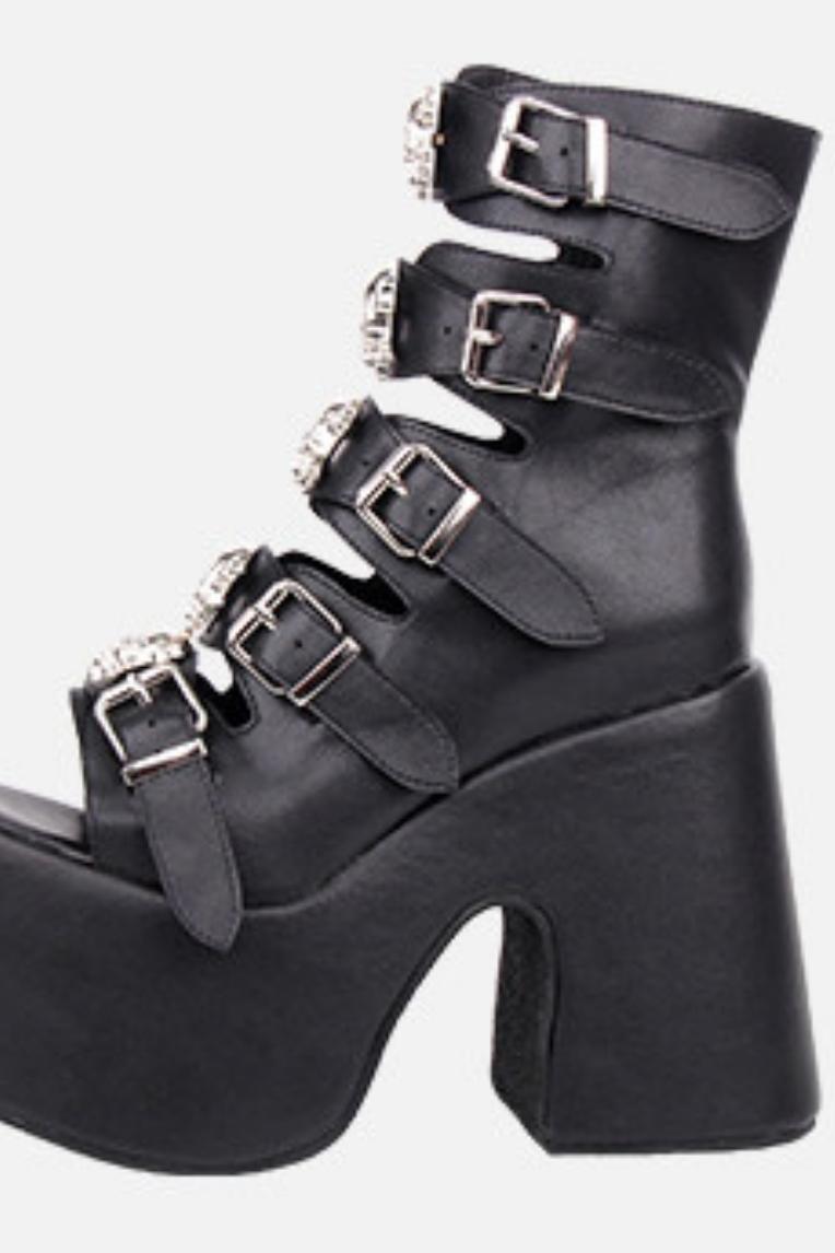 Punk-Sandalen mit Nieten und Plateausohle