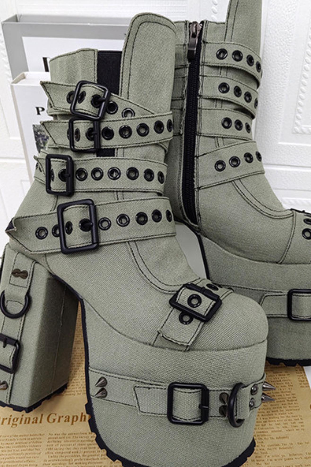 Plateau-Stiefel mit Nietenriemen
