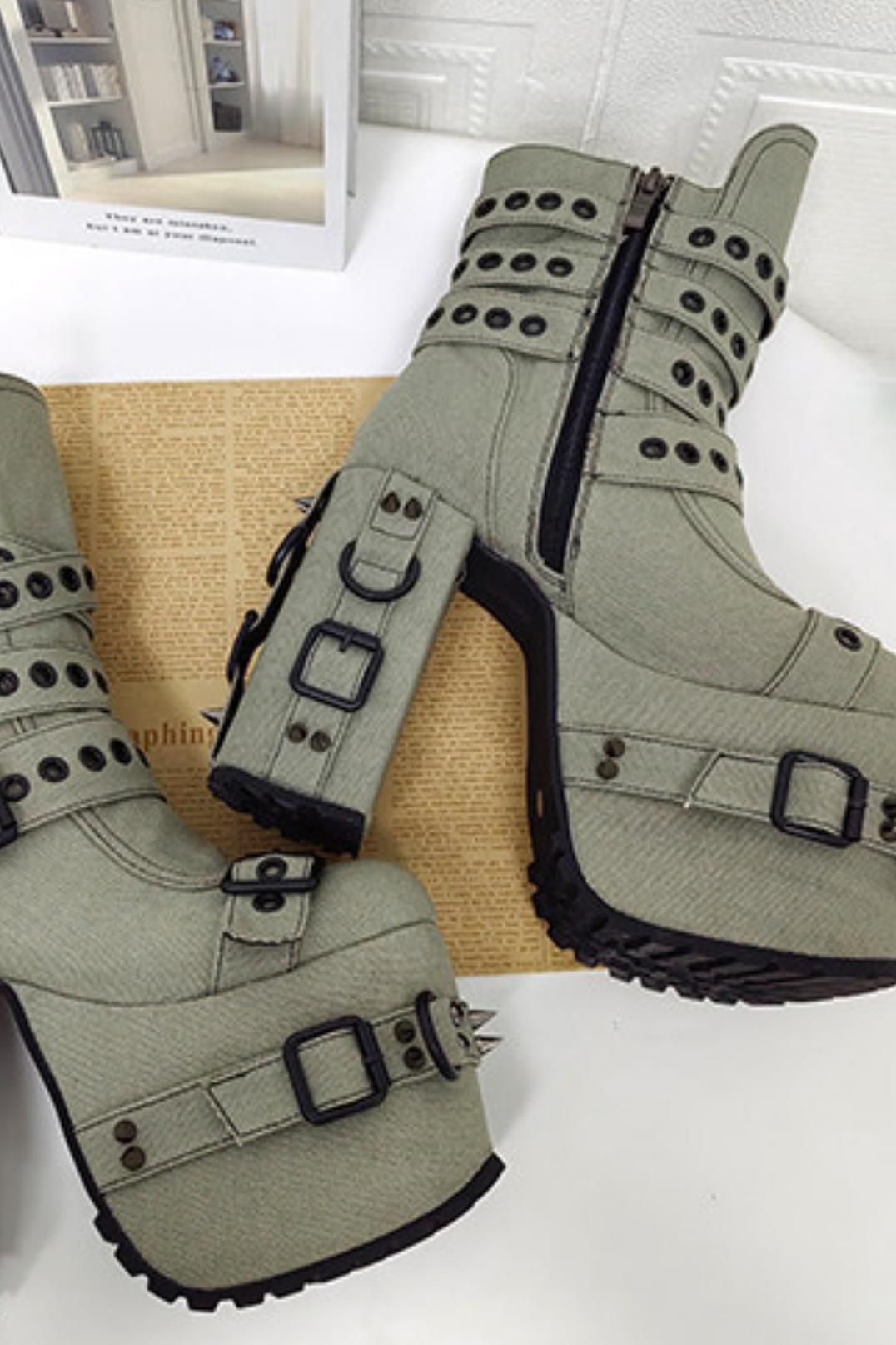 Plateau-Stiefel mit Nietenriemen
