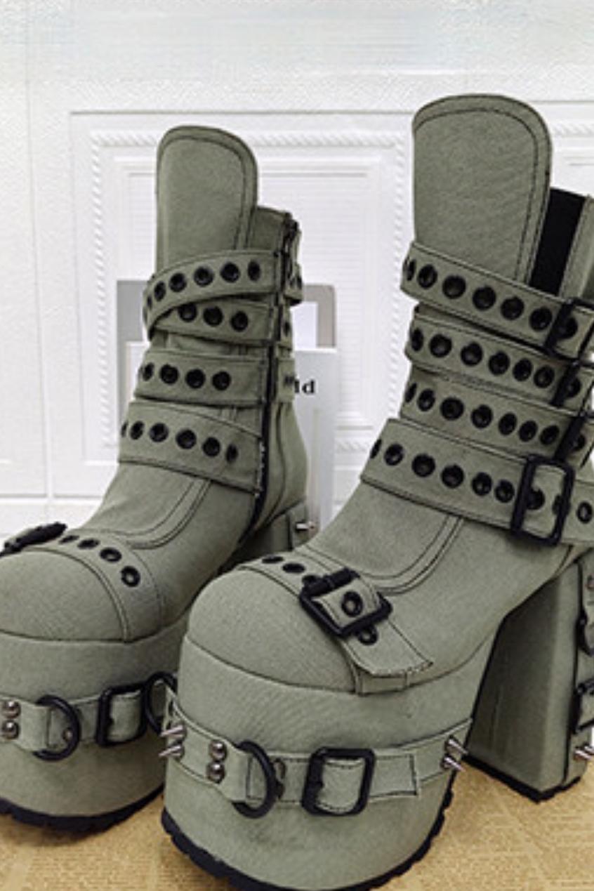Plateau-Stiefel mit Nietenriemen