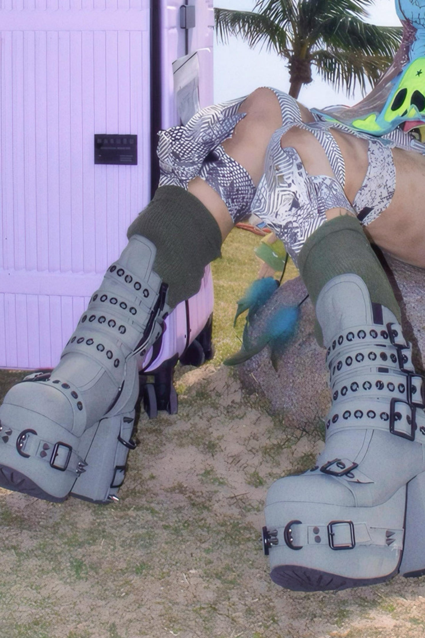 Plateau-Stiefel mit Nietenriemen