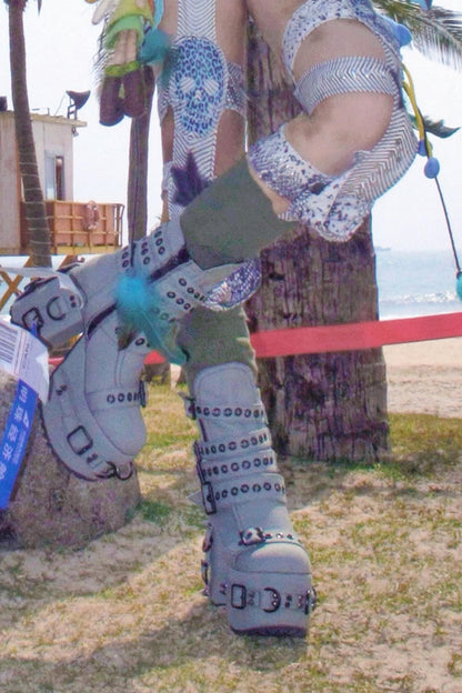 Plateau-Stiefel mit Nietenriemen