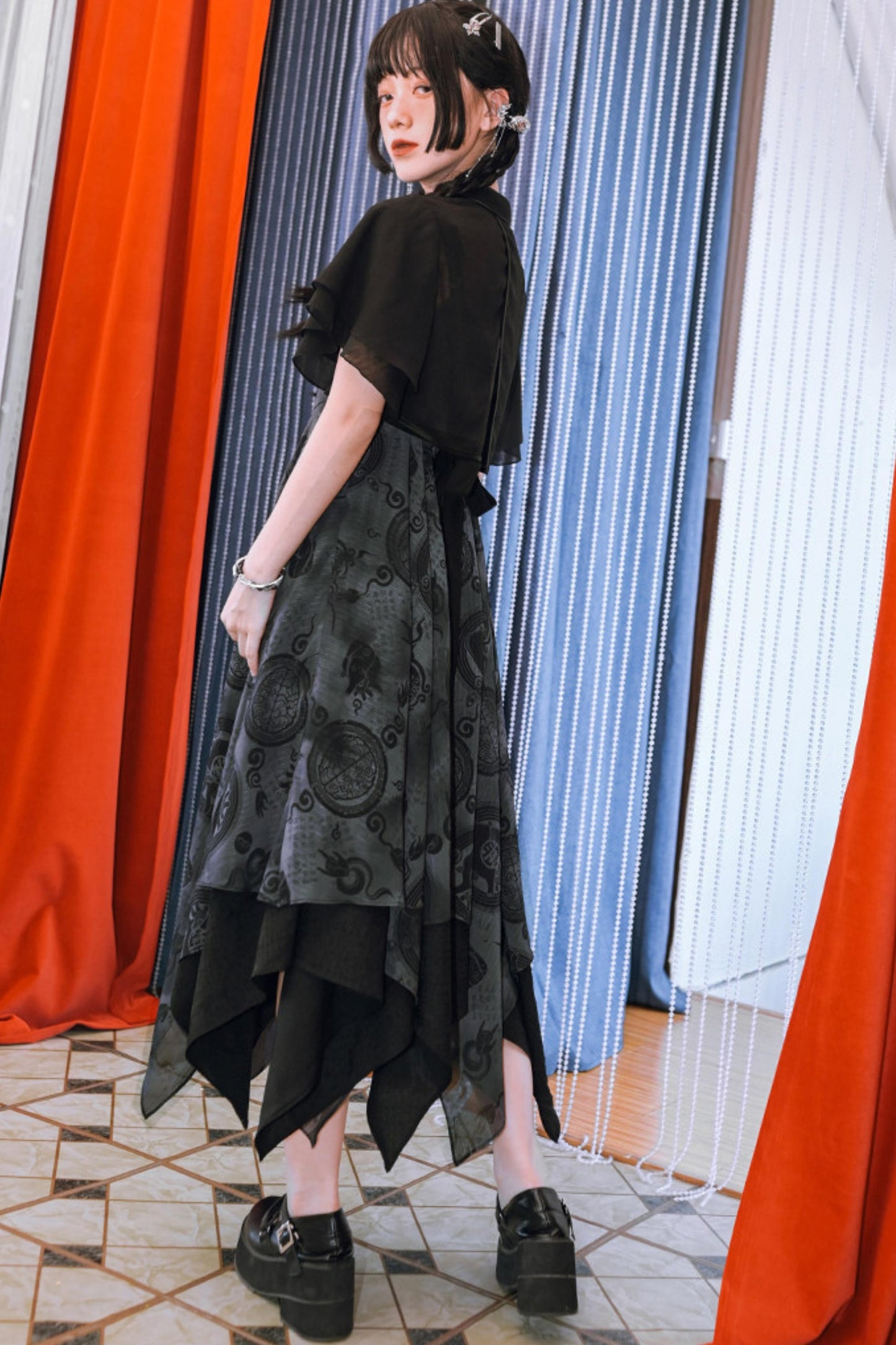 Japanisch-modernes asymmetrisches Maxikleid + transparenter Umhang im China-Stil