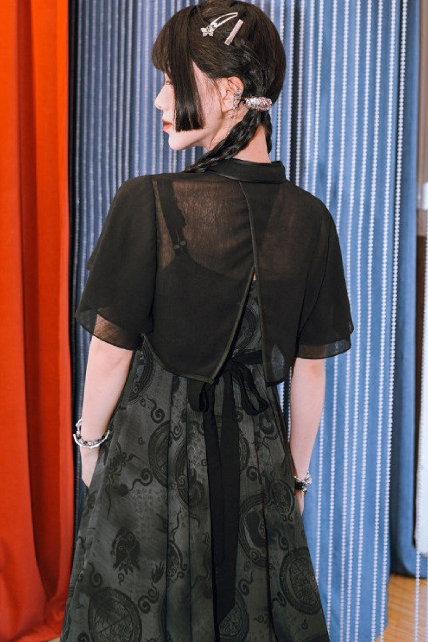 Japanisch-modernes asymmetrisches Maxikleid + transparenter Umhang im China-Stil