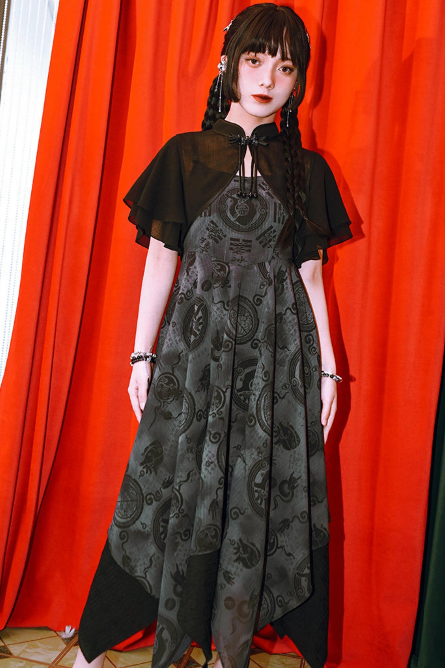 Japanisch-modernes asymmetrisches Maxikleid + transparenter Umhang im China-Stil