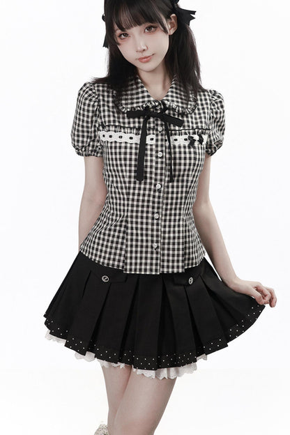 haut à ruban monochrome + mini-jupe à pois en dentelle