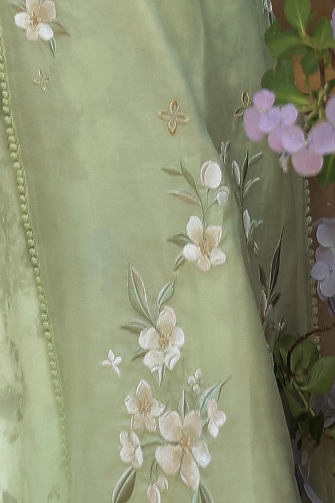 白花を纏うチャイナセットアップ