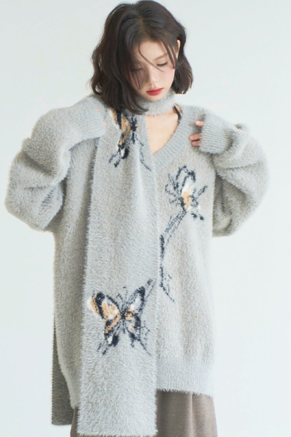 Loos -fit butterfly V -neck sweater