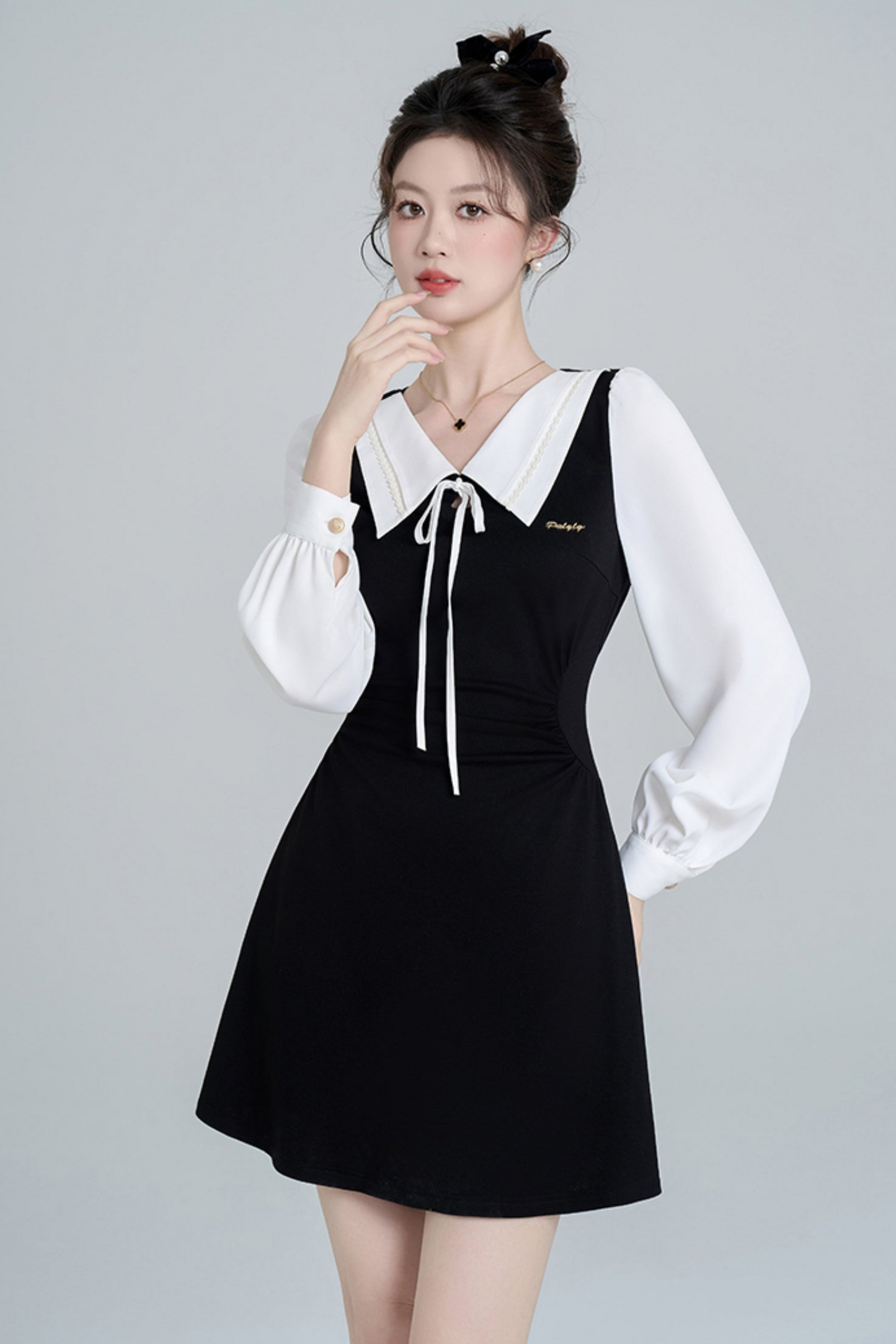 Black long sleeve fake two -piece dress