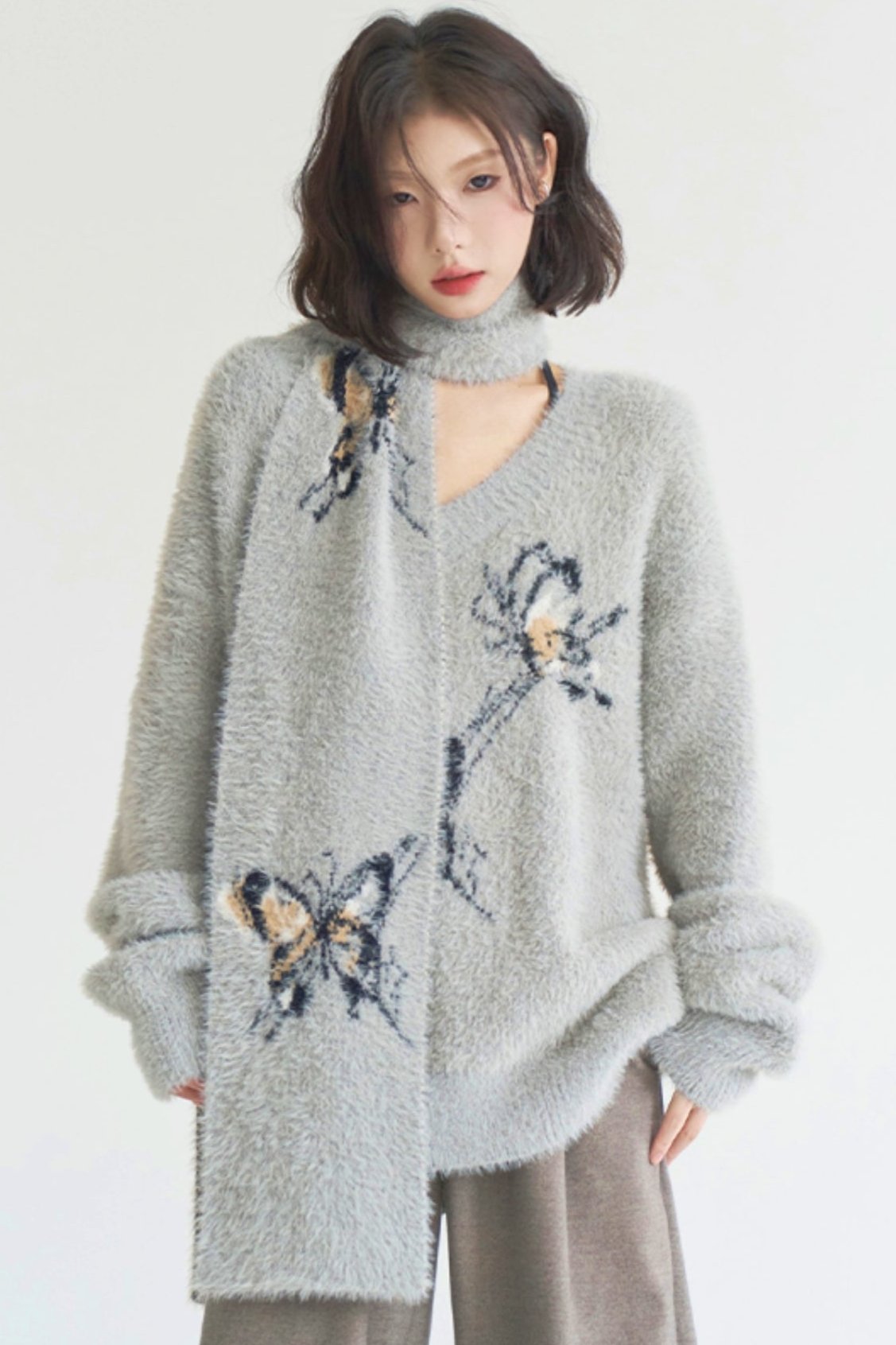 Loos -fit butterfly V -neck sweater