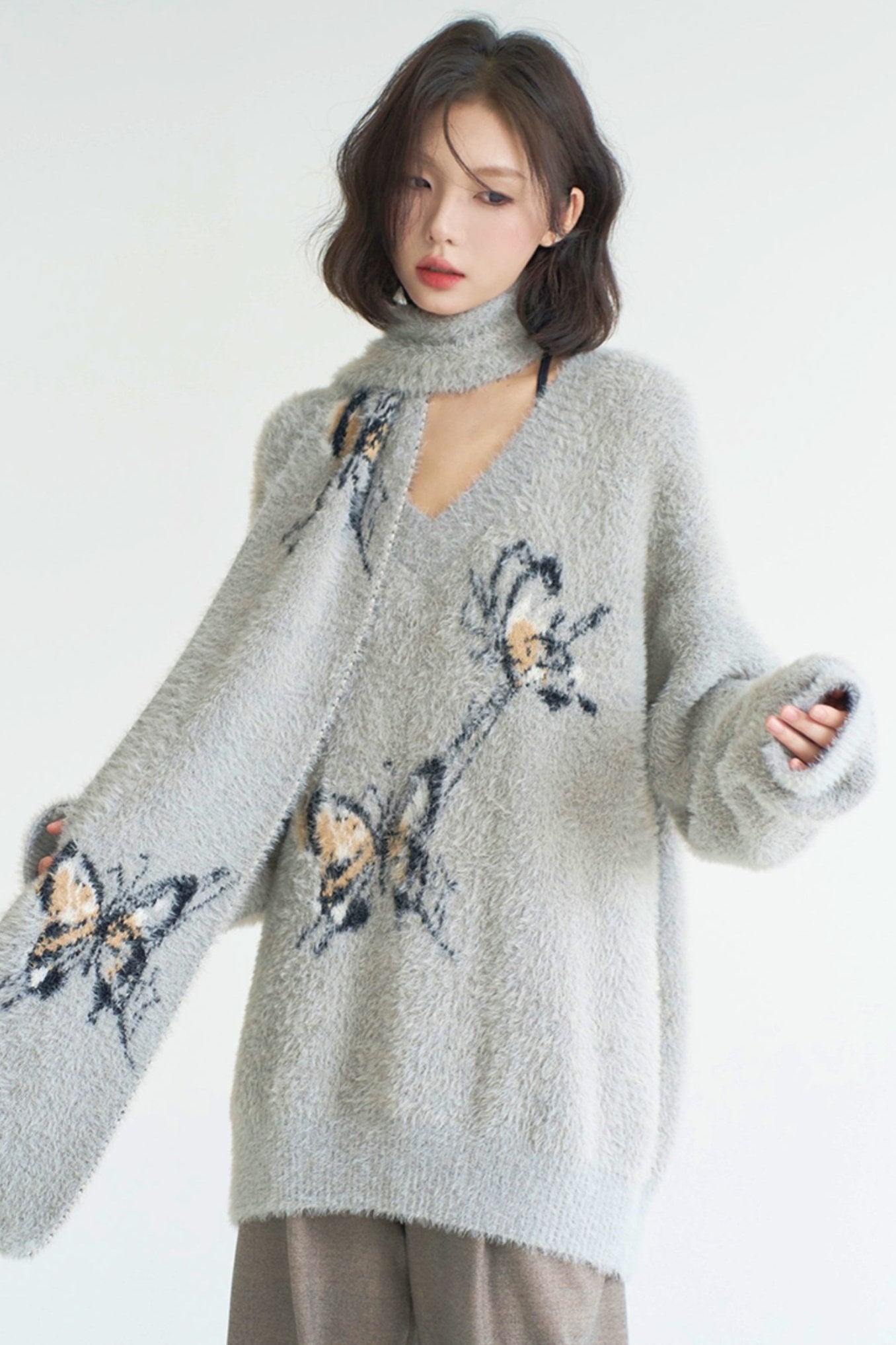 Loos -fit butterfly V -neck sweater