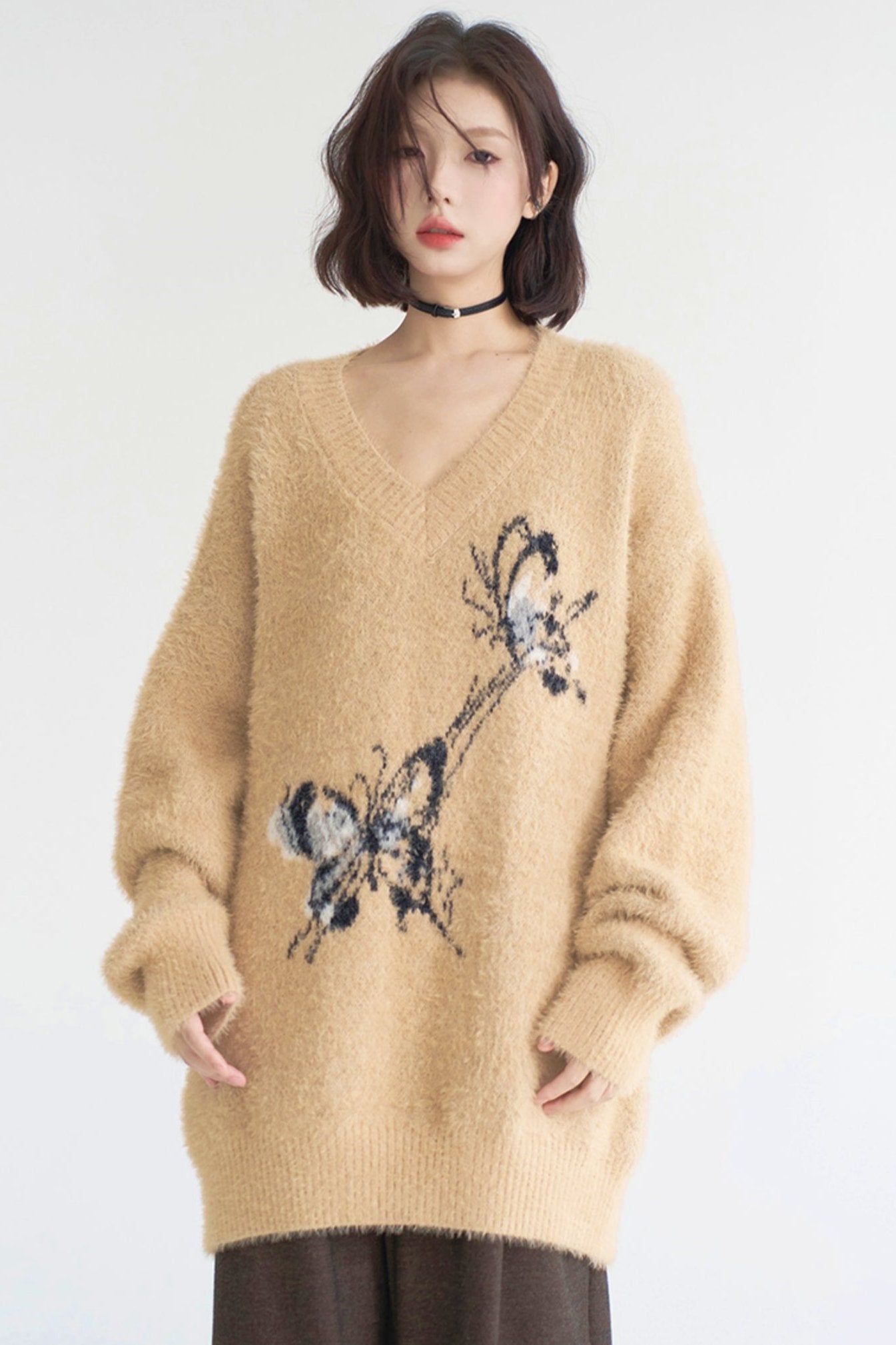 Loos -fit butterfly V -neck sweater