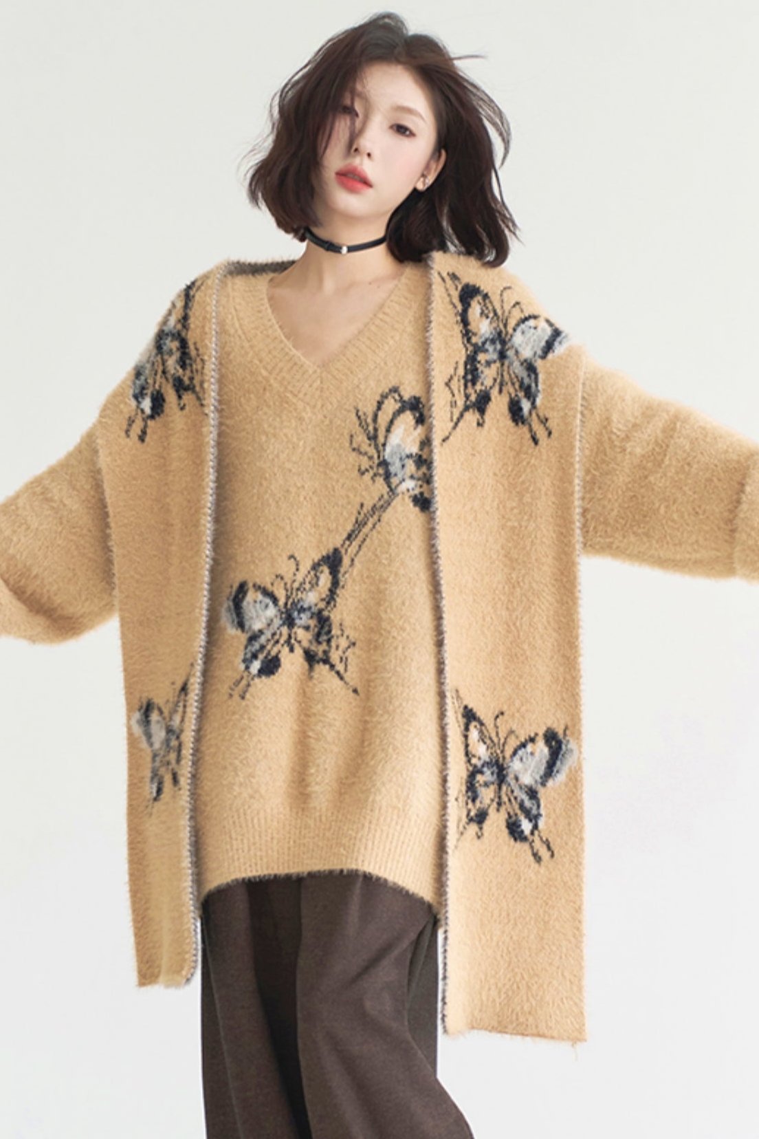 Loos -fit butterfly V -neck sweater