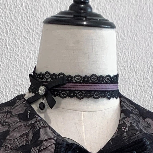 [Reservierungsschluss 17. August] Schwarz-lila-weißes Spitzenkragen-Erdbeershirt + Juwelenband + Choker