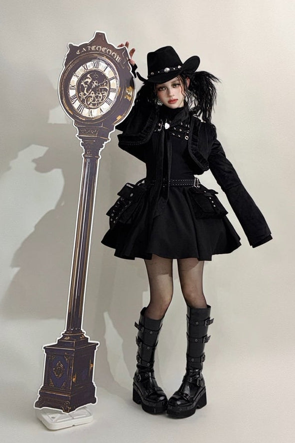 [Reservierungsschluss 6. November] Kurze Jacke im braunen Steampunk- und schwarzen Gothic-Mode-Stil aus Samt mit Rüschenbesatz, Herzmotiv und Manschettendekor