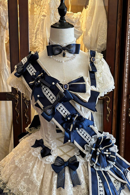 [Date limite de précommande : 9/28] Robe lolita princesse classique élégante royale blanc x bleu à nœud en dentelle et volants + ensemble complet (ras-de-cou/chapeau à voile/manches princesse [manches amovibles] /ceinture ruban/traîne à nœud au dos)