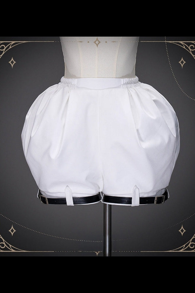 [Vorbestellschluss: 9.19.] Dekadentes dunkles Gothic-Blut-Glockenärmel-Top + schwarze Harness-Weste mit Augenstickerei und Schnallen-Set (Blutstropfen-Motiv-Anhänger + Kreuzmotiv-Anhänger) + weiße Puff-Prinzen-Shorts mit Schnalle