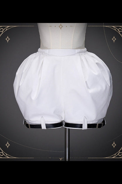 [Vorbestellschluss: 9.19.] Dekadentes dunkles Gothic-Blut-Glockenärmel-Top + schwarze Harness-Weste mit Augenstickerei und Schnallen-Set (Blutstropfen-Motiv-Anhänger + Kreuzmotiv-Anhänger) + weiße Puff-Prinzen-Shorts mit Schnalle