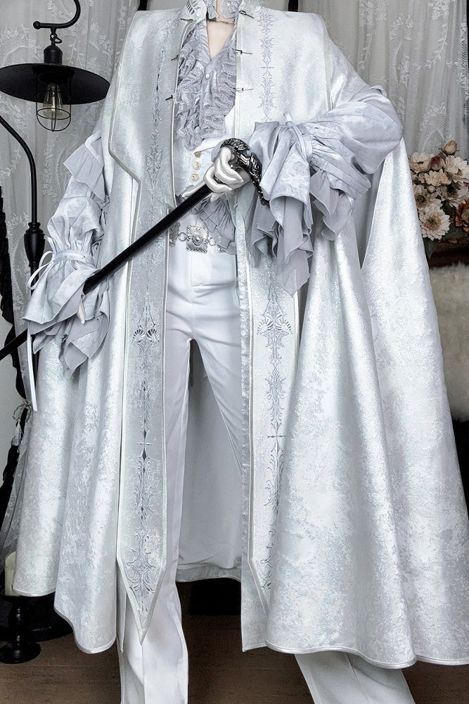 [Reservierungsschluss 13. September] Silber-weißer Gothic-Prinzen-Cape-Mantel mit royaler Stickerei
