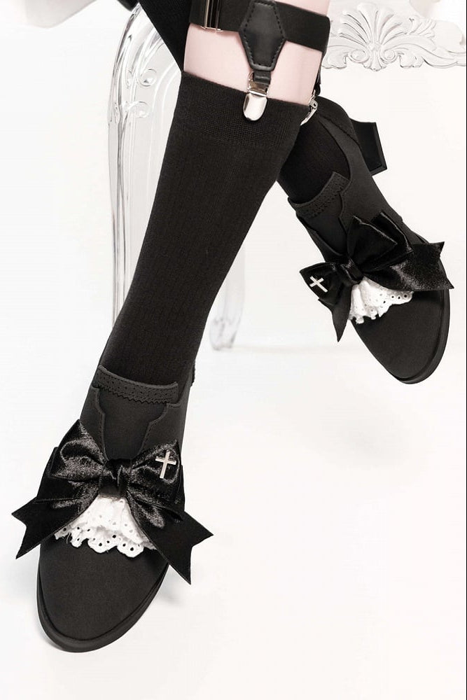 [Reservierungsschluss 25. Juli] Schwarze/dunkel-schwarze Wildleder-Schuhe im Dark-Gothic-Stil mit Kreuzmotiv, Schleife und Spitze