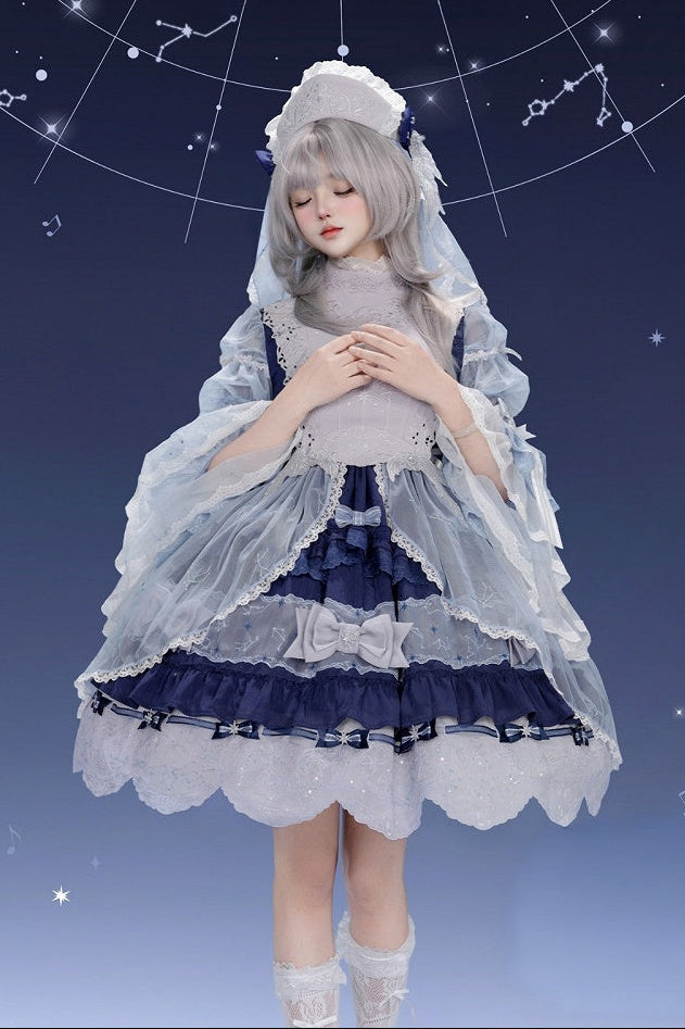[Vorbestellschluss: 9.23] Klassisches Lolita-Kleid in Hellblau/Dunkelblau mit Himmelsstern-Stickerei, Glockenärmeln, Tülllagen und Schleife