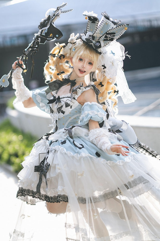 [Cierre de reservas: 24 de julio] Vestido lolita azul de Alicia en el País de las Maravillas con hombros descubiertos, lazo de cartas y superposición de tul (largo/corto)