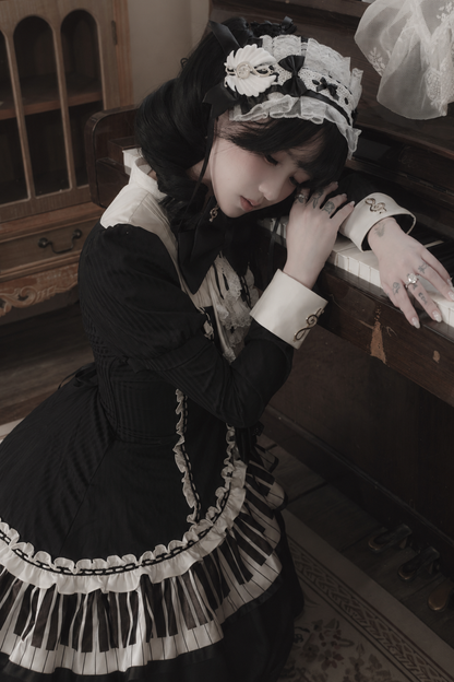 [Reservierungsschluss 22. Oktober] Schwarz gepunktetes Gothic-Lolita-Rüschenkleid mit asymmetrischem Design, Klaviertasten- und Musiknotenmotiv sowie Klaviertasten-Spitzenfliege