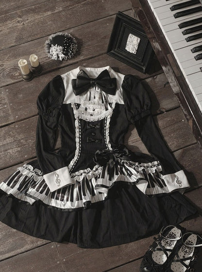 [Reservierungsschluss 22. Oktober] Schwarz gepunktetes Gothic-Lolita-Rüschenkleid mit asymmetrischem Design, Klaviertasten- und Musiknotenmotiv sowie Klaviertasten-Spitzenfliege