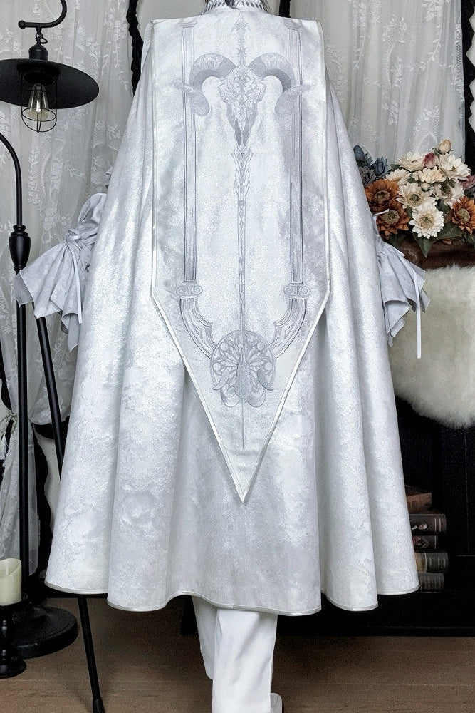 [Reservierungsschluss 13. September] Silber-weißer Gothic-Prinzen-Cape-Mantel mit royaler Stickerei