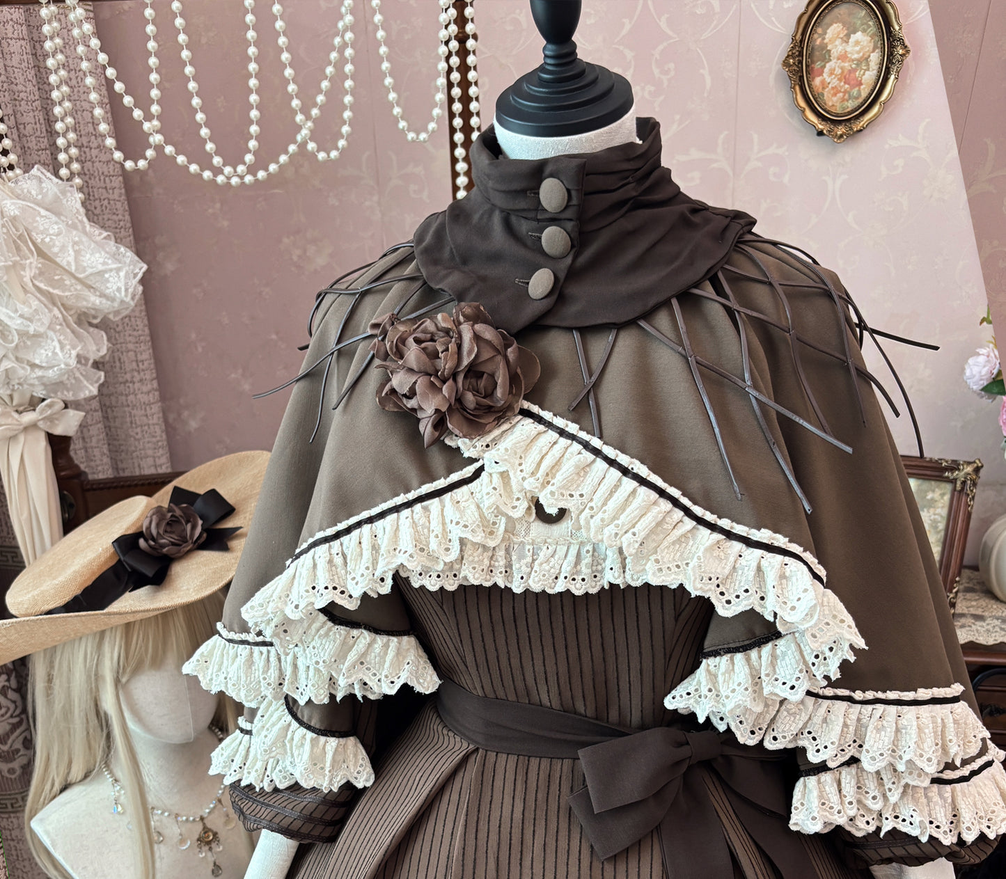 【12月23日予約締切】トワイライトレインロマンティックローズハイネックカラー付きフリルケープ