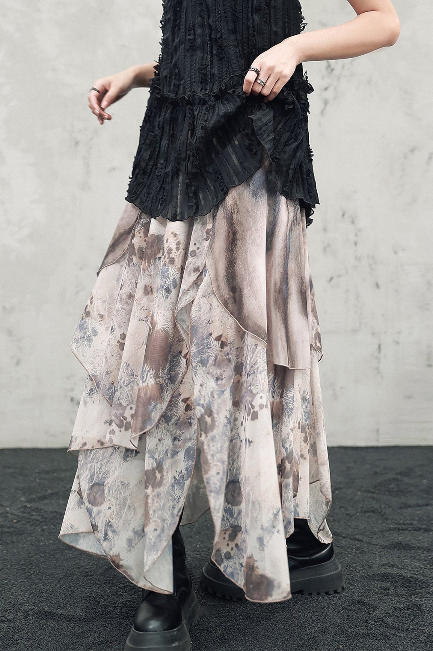 Asymmetrischer Rock mit Druck